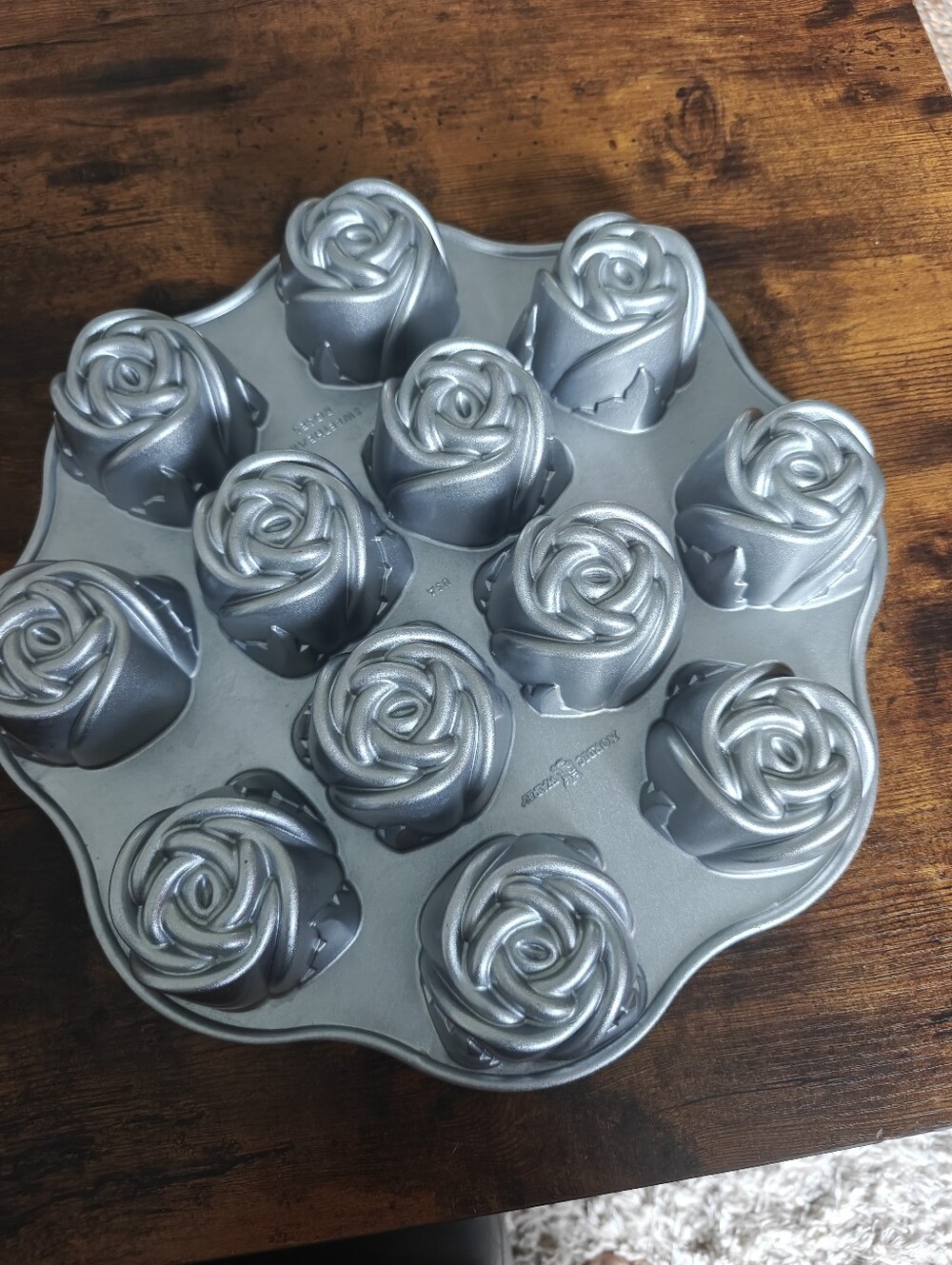 Roses cakepan cast aluminum Nordic ware new bouquet of roses 12